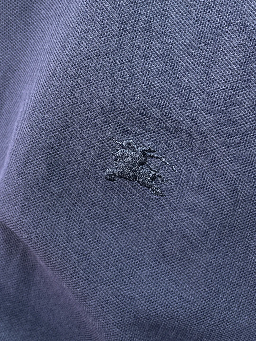 Burberry New Arrival Polo shirt, complete with three labels, original fabric, original customized accessories, official Same Style, made of 210g pure cotton pique fabric, customized same-tank dyed fabric, very comfortable and smooth to the touch, very wide and stylish, produced by the first-line brand Factory, imported Behringer embroidery machine, embroidery is full and textured, the collar rib is woven with imported yarn, does not deform after long-term wear, the most New Arrival style in spring and summer, fashionable and individual Super Versatile and good-looking. It is very suitable for both men and women. It is a must-have for everyone. Size: S-XXL